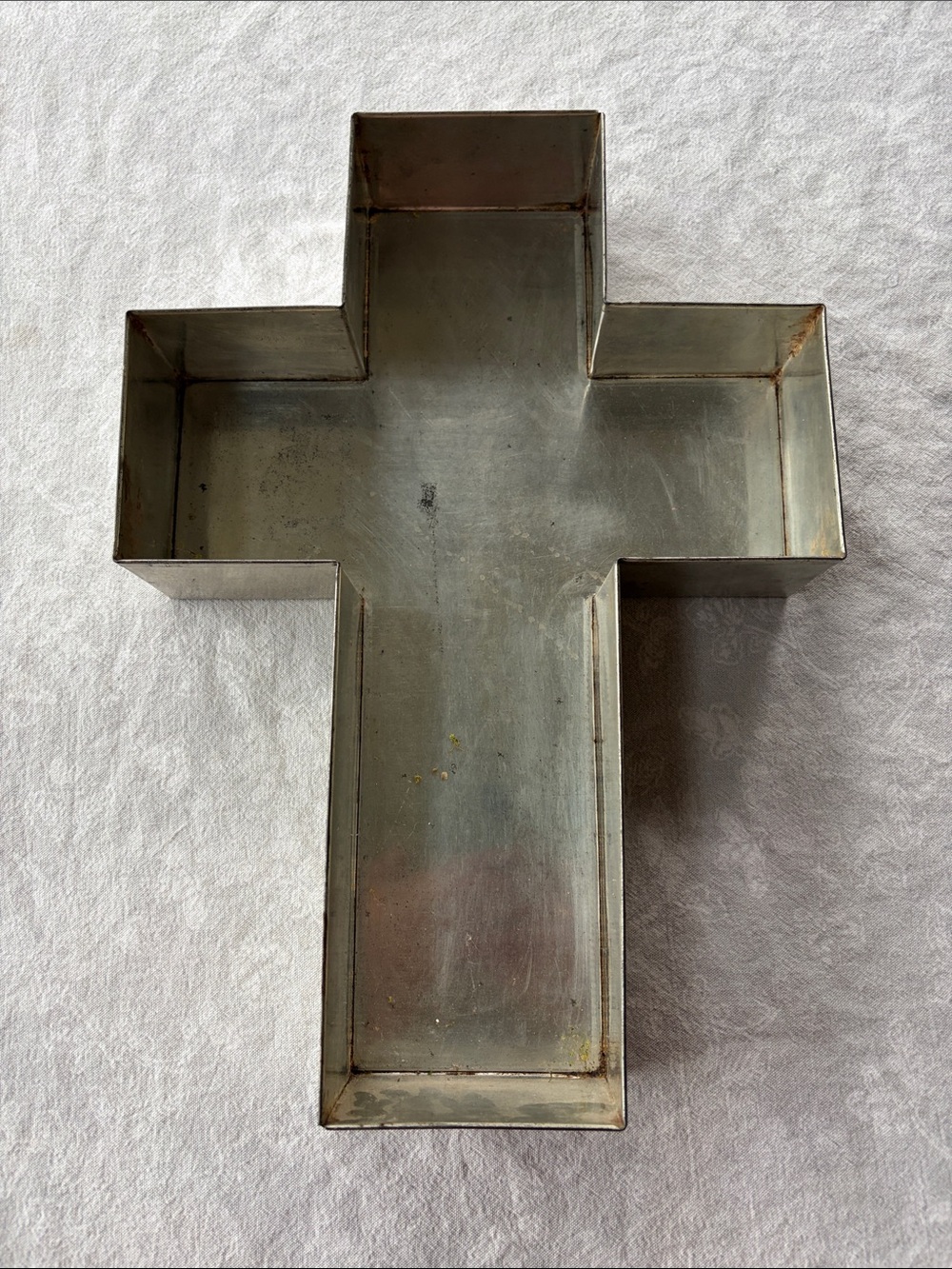 Cross-Shaped Metal Baking Mold - Silver Tone